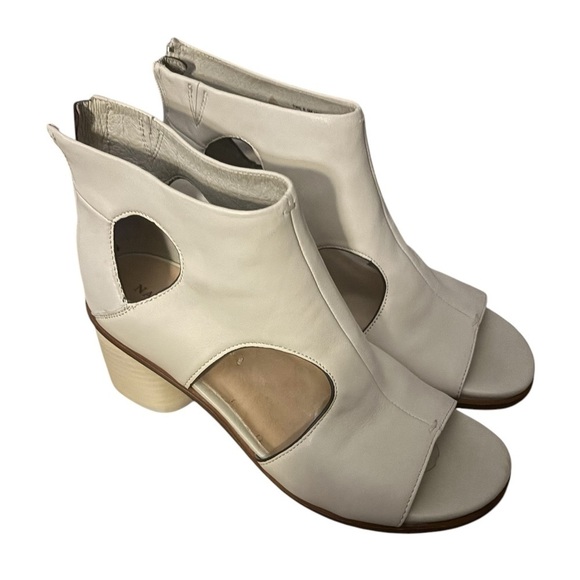 Naked Feet Shoes - Naked Feet TORIL size 8.5 (063)